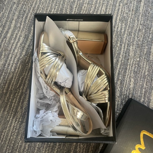 Lulus Brand new Gold Heels - Picture 3 of 3